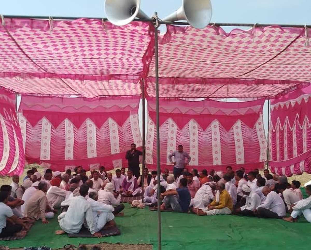 मुआवजा समेत अन्य मांगों को लेकर किसानों का धरना